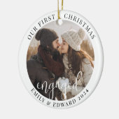 Moderne elegante eerste kerstverloofde foto keramisch ornament (Links)