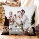Moderne elegante familiefoto kussen<br><div class="desc">Koester gezinsmomenten met ons Modern Elegant Family Photo-Sierkussen,  met een stijlvol ontwerp,  moderne typografie en twee aangepaste paar foto's. Perfect als een trouwdag aandenken,  dit elegante kussen viert de liefde van het gezin met een moderne touch,  waardoor het een mooie aanvulling op elk huis!</div>