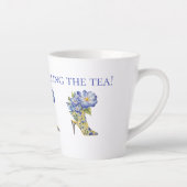 Moderne Elegante Floral Chinoiserie High-Heel Scho Latte Mok (Rechts)