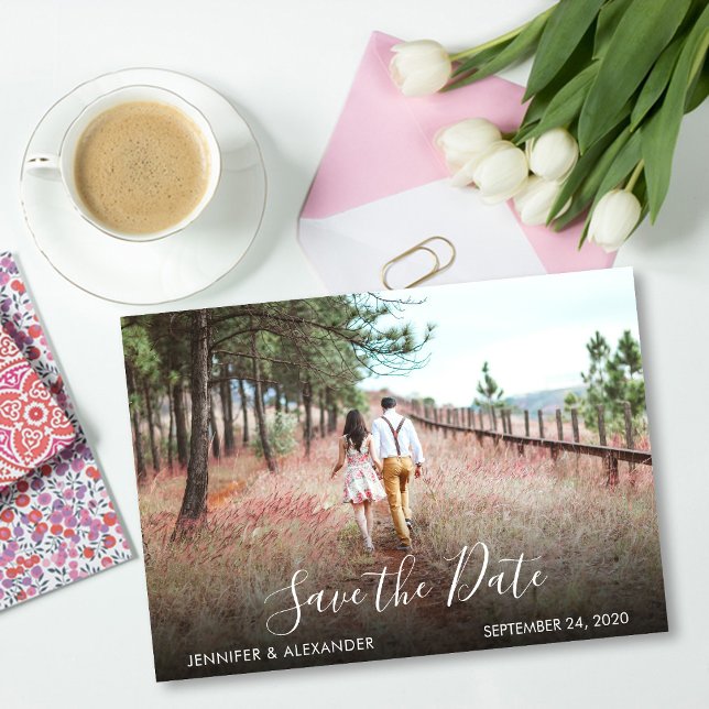 Moderne elegante foto bruiloft Save the Date Uitnodiging (Modern elegant wedding Save the Date card. You can add your own photo, names, text to personalize.)