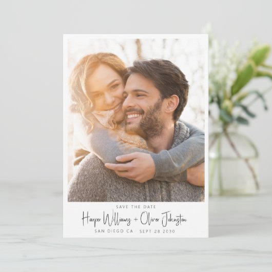 Moderne Elegante Fotobruiloft Sla het Datumscript  Kaart (Staand voorkant)
