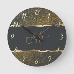 Moderne Elegante Gouden Monogram Aanraking Ronde Klok