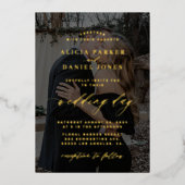 Moderne elegante gouden overlay foto zwart bruilof folie uitnodiging (Voorkant)