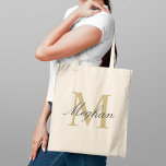 Moderne Elegante Gouden Zwarte Gepersonaliseerde M Tote Bag<br><div class="desc">Moderne en elegante tas met een eenvoudig en minimaal aangepast gouden en zwart (kleuren kunnen worden aangepast) gepersonaliseerd monogramontwerp dat kan worden gepersonaliseerd met een initiaal en naam in script. Perfect cadeau voor je trouwfeest - bruidsmeisje,  bruidsmeisjes,  moeders van de bruid en bruidegom,  en bloemenmeisje.</div>
