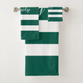 Moderne elegante Green White Stripes Pattern Name Bad Handdoek (Insitu)