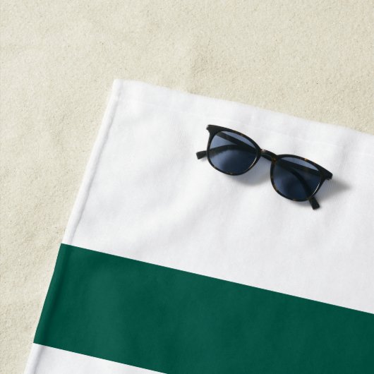 Moderne elegante Green White Stripes Pattern Name Strandlaken (In situ)