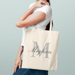 Moderne Elegante Grijze Monogram Eerste Letter Naa Tote Bag<br><div class="desc">Een tijdloze klassieker, deze tote heeft een grote grijze monogram eerste letter gecombineerd met een gepersonaliseerde naam in een verfijnd donker schrift. Het neutrale palet maakt het een oneindig veelzijdig monogram cadeau — perfect voor bruidsmeisjes, verjaardagen, leraren, of als een gepolijste dagelijkse tas. Eerste letter en naam zijn volledig aanpasbaar....</div>
