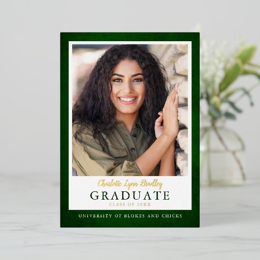 Moderne Elegante Groen Gouden Afstudeer Uitnodigin Folie Uitnodiging (Staand Voorkant)