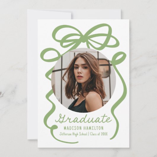 Moderne Elegante Groene Bow 2 Foto Afstuderen Aankondiging (Voorkant)