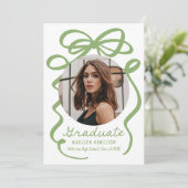 Moderne Elegante Groene Bow 2 Foto Afstuderen Aankondiging (Staand voorkant)