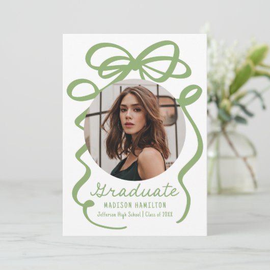 Moderne Elegante Groene Bow 2 Foto Afstuderen Aankondiging (Staand voorkant)