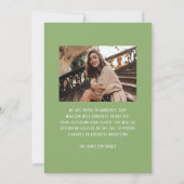 Moderne Elegante Groene Bow 2 Foto Afstuderen Aankondiging (Achterkant)