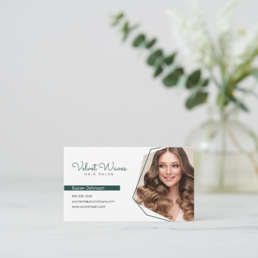 Moderne Elegante Groene Haar Stylist Make-up QR Co Visitekaartje (Staand voorkant)