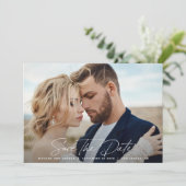 Moderne elegante huwelijksuitnodiging in script save the date (Staand voorkant)