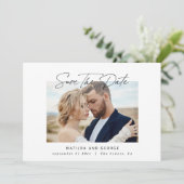 Moderne elegante huwelijksuitnodiging in script save the date (Staand voorkant)