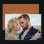 Moderne elegante huwelijksvoltrekking in schrijfle save the date<br><div class="desc">Moderne uitnodigingskaart voor een elegante bruiloft in schrijflettertype. Moderne,  minimalistische en stijlvolle vormgeving. Alle kleuren kunnen worden aangepast.</div>