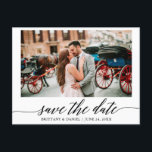 Moderne elegante kalligrafie foto slaat de datum o briefkaart<br><div class="desc">Elegant modern kalligrafie script Save the Date Photo Verloving Aankondiging Briefkaart</div>