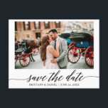Moderne elegante kalligrafie foto slaat de datum o briefkaart<br><div class="desc">Elegant modern kalligrafie script Save the Date Photo Verloving Aankondiging Briefkaart</div>