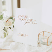 Moderne elegante kalligrafie witte openbalk reclamebord met voetstuk