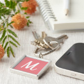 Moderne Elegante Koraalroze en Witte Monogram Sleutelhanger (Zijkant)