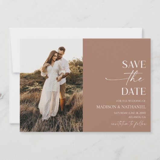 Moderne Elegante Minimalistische Mocha Mousse Brui Save The Date (Voorkant)