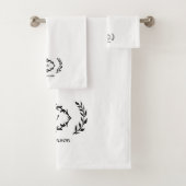 Moderne Elegante Monogram Initiaal Zwart & Wit Bad Handdoek (Insitu)