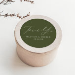 Moderne Elegante Olijfgroene Bruiloft Dank u Ronde Sticker<br><div class="desc">Elegante bruiloft stickers met "Thank You" in een prachtig wit kalligrafie script met een olijfgroene achtergrond of kleur naar keuze. Personaliseer de moderne bedankjes stickers met uw namen en trouwdatum. De olijfgroene bruiloft dank u stickers zijn perfect om te gebruiken voor het verzegelen dank u kaart enveloppen, bruiloft gunstzakken, enz....</div>