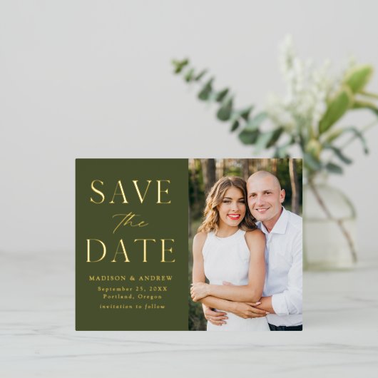 Moderne Elegante Olijfgroene Bruiloft Save the Dat Folie Uitnodiging Briefkaart (Staand Voorkant)