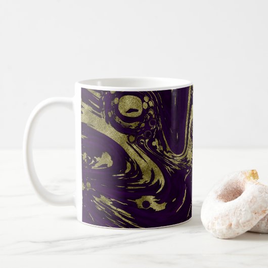 Moderne Elegante Paarse & Gouden Marmeren Swirl Koffiemok (Met donut)