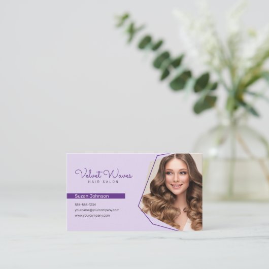 Moderne Elegante Paarse Haar Stylist Make-up QR Co Visitekaartje (Staand voorkant)