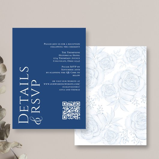 Moderne Elegante QR Code RSVP Details Blauwe Bloem Informatiekaartje