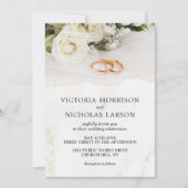 Moderne Elegante Ringen met Rozen Trouwuitnodiging Kaart (Voorkant)