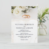 Moderne Elegante Ringen met Rozen Trouwuitnodiging Kaart (Staand voorkant)