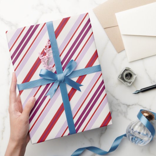 Moderne elegante rode en paarse strepenstof cadeaupapier (Geschenken)
