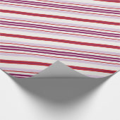 Moderne elegante rode en paarse strepenstof cadeaupapier (Hoek)