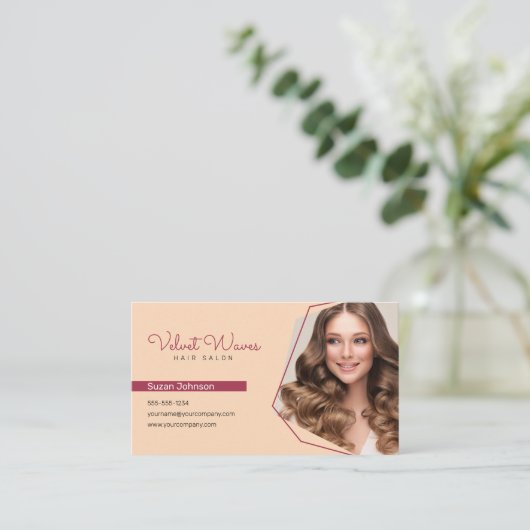 Moderne Elegante Rode Haar Stylist Make-up QR Code Visitekaartje (Staand voorkant)