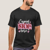 Moderne elegante rode roze hart cupido stop hier t-shirt (Voorkant)