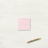 Moderne elegante roze gevoerd sticky post-it® notes (Op bureau)