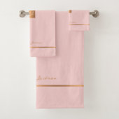 Moderne elegante roze goud chique monogram strepen bad handdoek (Insitu)