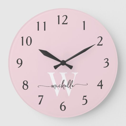Moderne Elegante Roze Roos Monogram Naam Script Grote Klok (Voorkant)