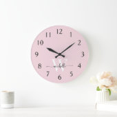Moderne Elegante Roze Roos Monogram Naam Script Grote Klok (Huis)