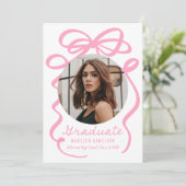 Moderne Elegante Roze Strik 2 Foto Afstudeerfeest Aankondiging (Staand voorkant)