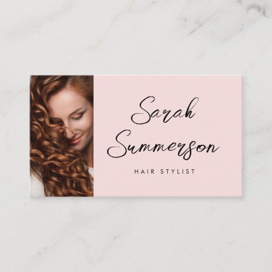 Moderne Elegante Roze Zwarte Script Haarstylist Visitekaartje (Voorkant)