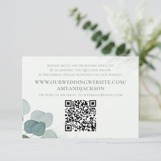 Moderne Elegante Rustieke Eucalyptus QR Code Websi RSVP Kaartje (Staand voorkant)