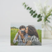 Moderne Elegante Script Bruiloft Foto Save the Dat Aankondigingskaart (Staand voorkant)