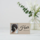 Moderne Elegante Script Haarstylist Beige Visitekaartje (Staand voorkant)
