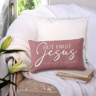 Moderne Elegante Script Maar Eerst Jezus Stof Pink Kussen