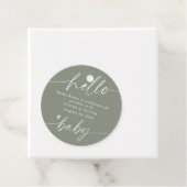 Moderne Elegante Script Saliegroene Baby Shower Bedankjes Labels (In situ)