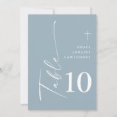 Moderne elegante script stoffige blauwe tafel numm kaart (Achterkant)