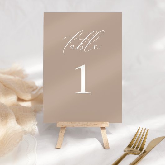 Moderne Elegante Script Taupe Tafelnummer Bruiloft
